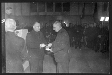 605600 Afbeelding van de uitreiking van ere-insignes door ir. A.A. Mussert, leider van de Nationaal-Socialistische ...